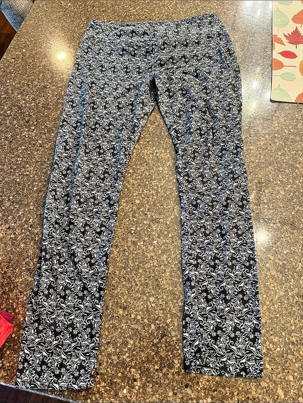 Mountain Mamas Paisley Leggings in Black & White Like New